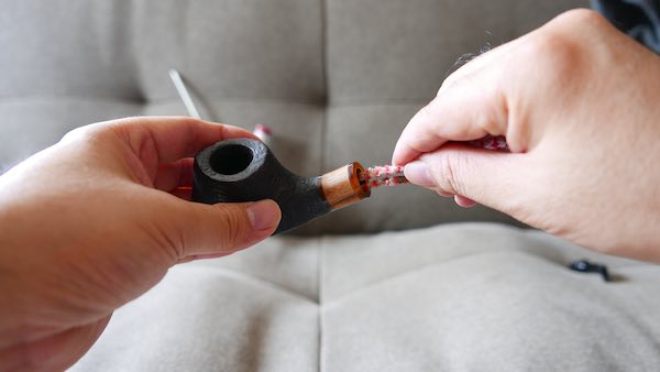remove residue from tobacco pipe