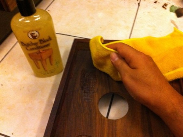 20. Wipe the internal surface evenly with the butcher block conditioner using a clean lint-free cloth. Wipe in the direction of the wood grain and allow to soak for 20 minutes before wiping off any excess.