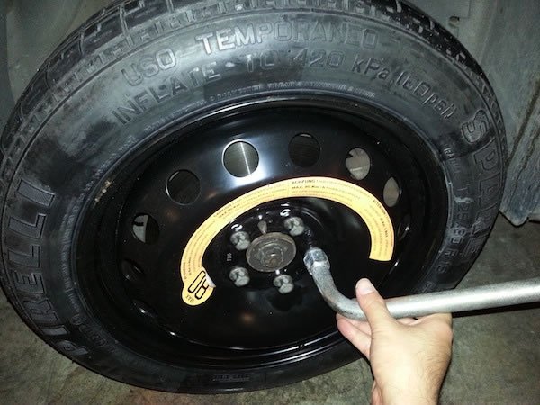 how to change a car tyre